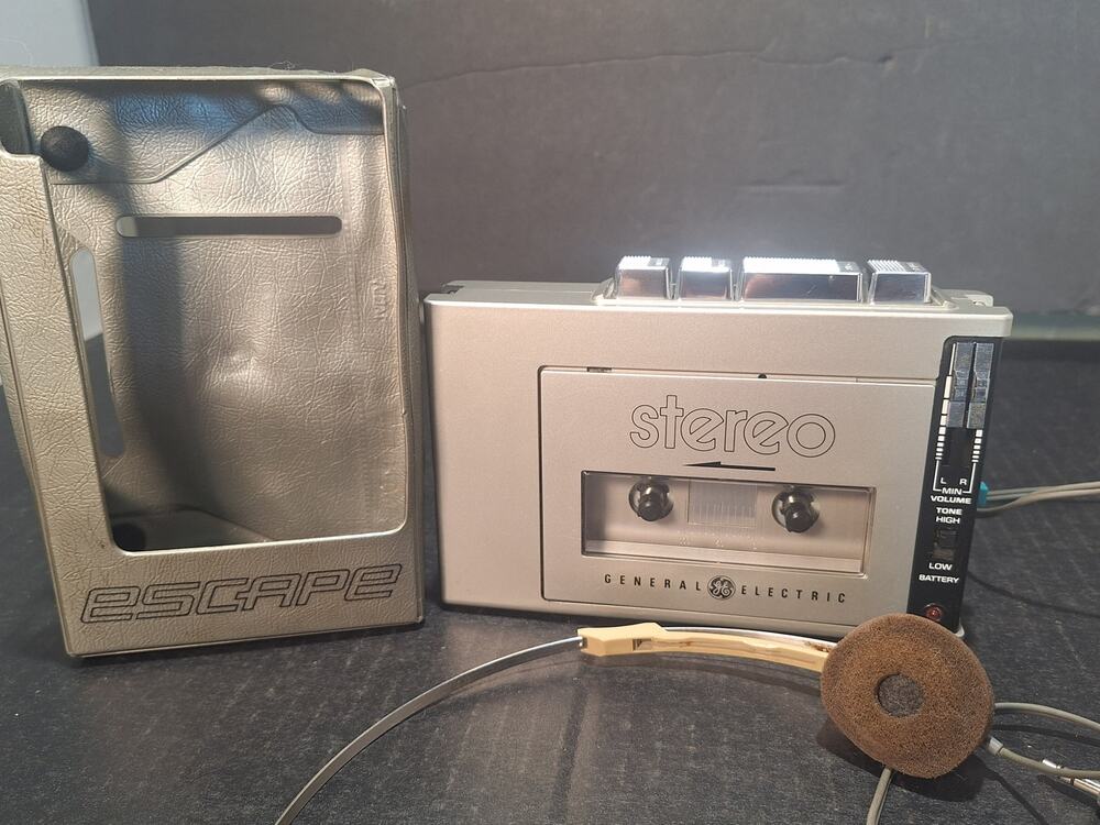Vintage 1981 GE Escape Stereo Portable Cassette Player 3-5270B w/ Case Excellent